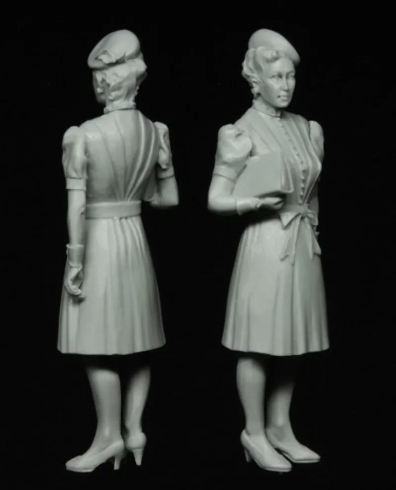 1/35 WWII German Female Officer with Tablet, Resin Model Figure Kit, Unassembled and Unpainted