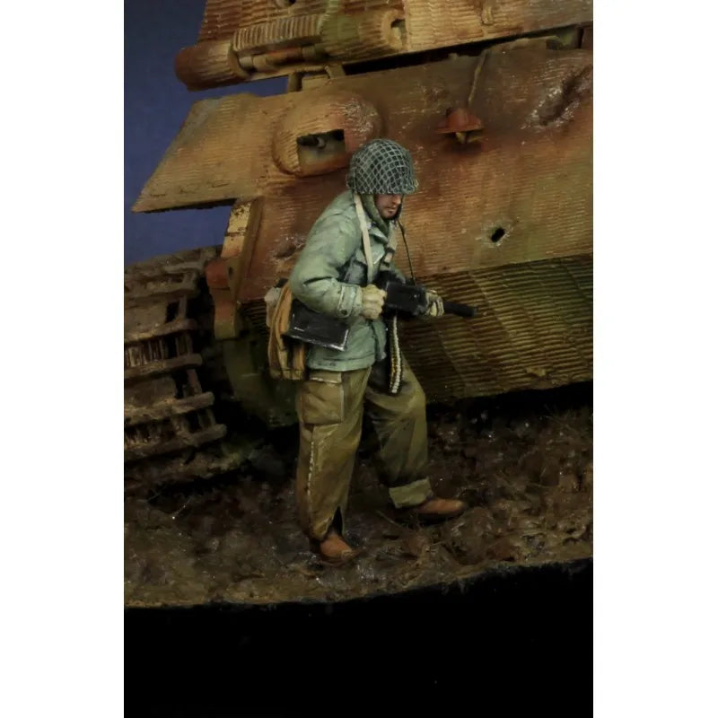 1/35 WWII US Infantryman with Rifle and Helmet Netting, Resin Model Figure Kit, Unassembled and Unpainted