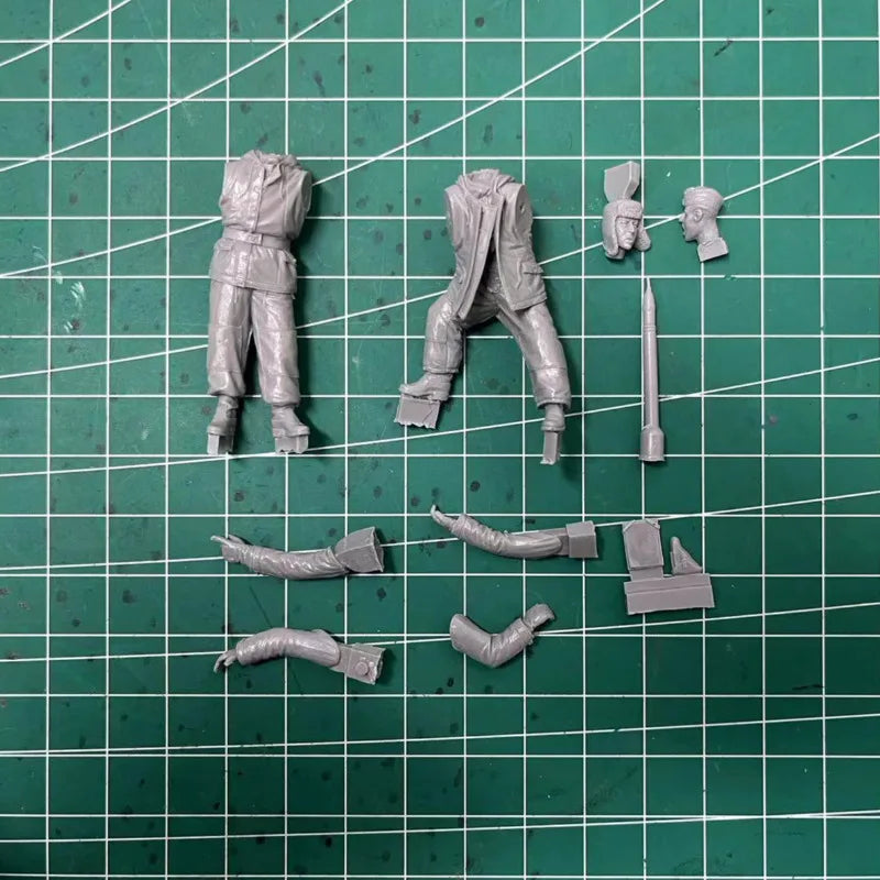 1/35 WWII German Tank Crew Winter, 2 Figures, Resin Model Figure Kit, Unassembled and Unpainted