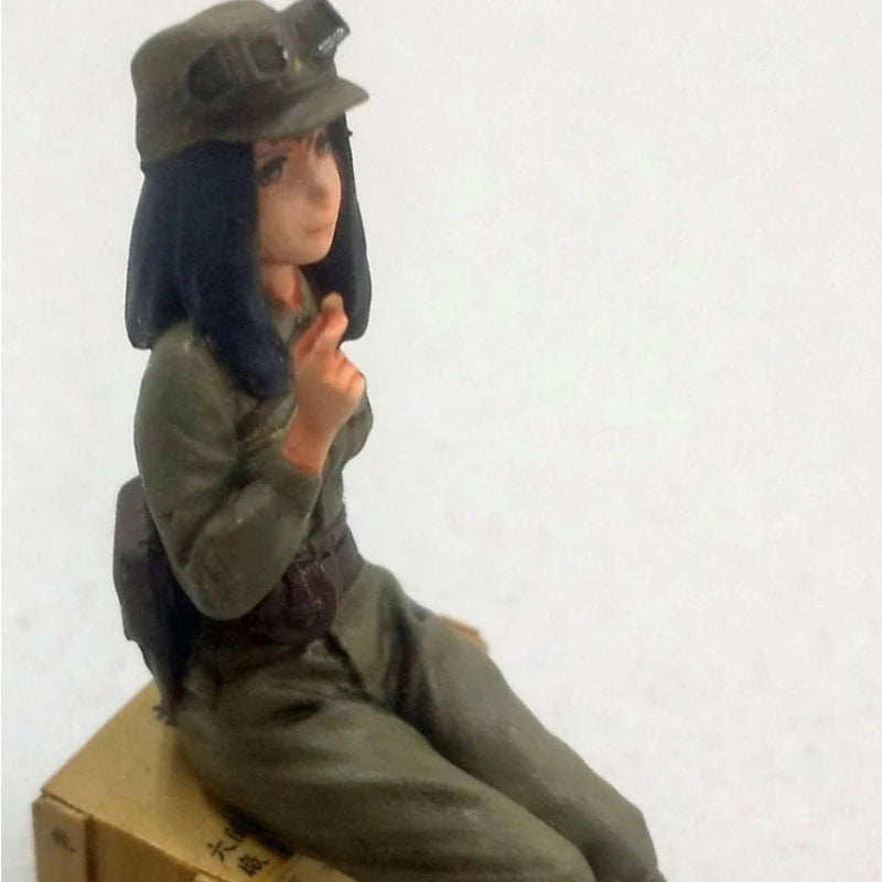 1/35 WWII Female Tank Crew, Resin Model Figure Kit, Unassembled and Unpainted