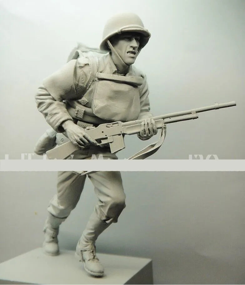 1/16 WWI British Infantryman Advancing with Fixed Bayonet, Resin Model Figure Kit, Unassembled and Unpainted