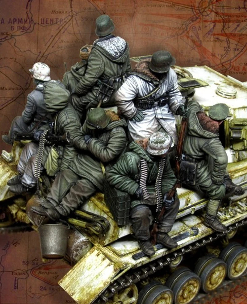 1/35 WWII German Panzer Crew Turret Positions, 8 Figures, Resin Model Figure Kit, Unassembled and Unpainted