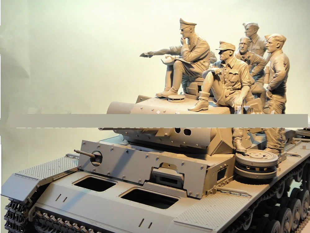 1/16 WWII Soldiers & Tank, 7 Figures, Resin Model Diorama Kit, Unassembled and Unpainted