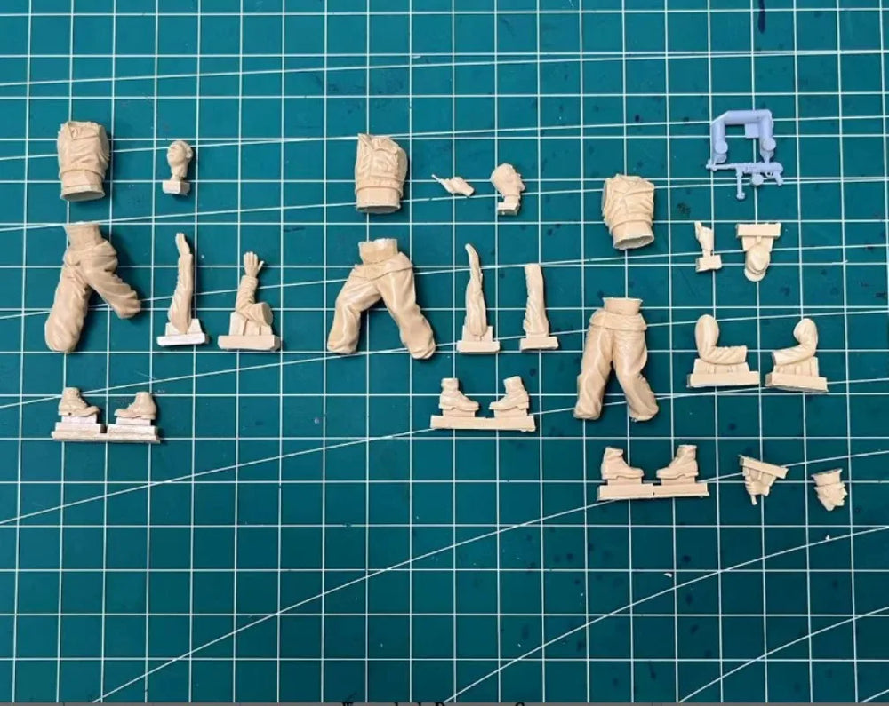 1/35 WWII Tank Crew Escape, 3 Figures, Resin Model Figure Kit, Unassembled and Unpainted