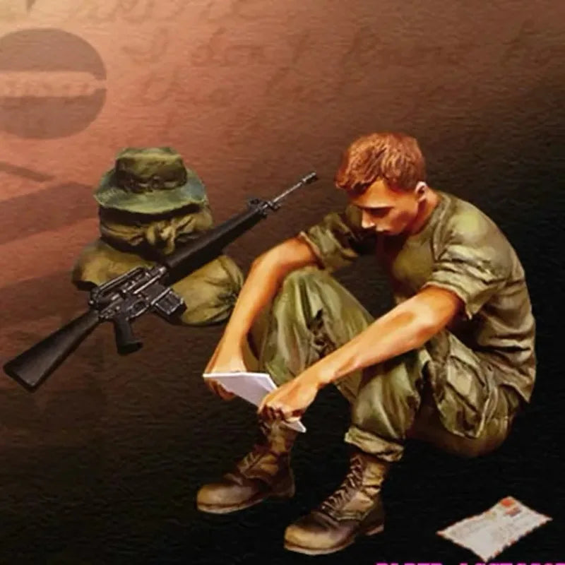 1/35 Vietnam War US Soldier Resting with Rifle Teammate, 2 Figures, Resin Model Figure Kit, Unassembled and Unpainted