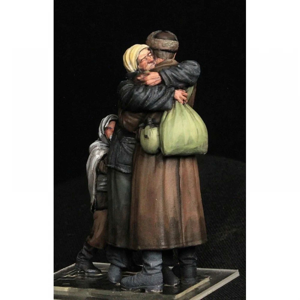 1/35 Cold War Soviet Reunion, 3 Figures, Resin Model Figure Kit, Unassembled and Unpainted