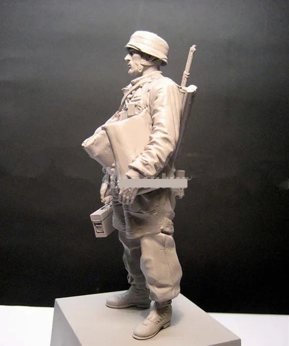 1/16 WWII German Infantry Soldier Standing Ready, Resin Model Figure Kit, Unassembled and Unpainted