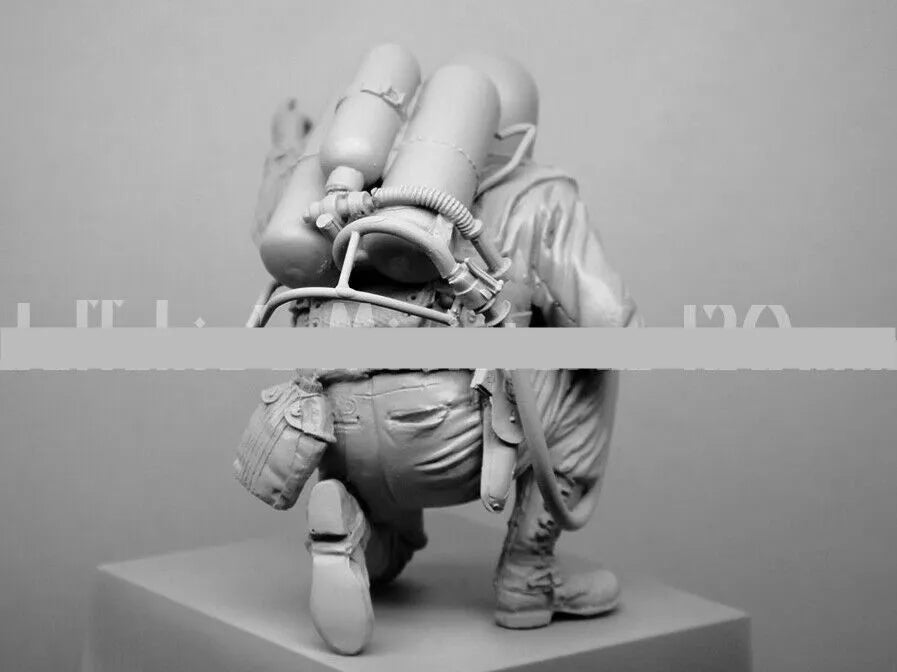 1/16 WWI German Infantryman Attacking with Rifle, Resin Model Figure Kit, Unassembled and Unpainted