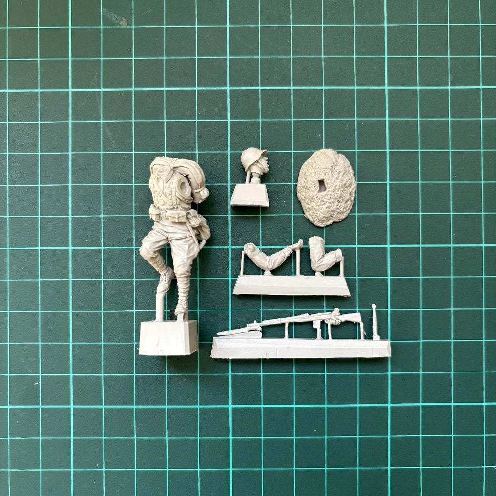 1/35 WWII Soviet Soldier Charging with Fixed Bayonet, Resin Model Figure Kit, Unassembled and Unpainted