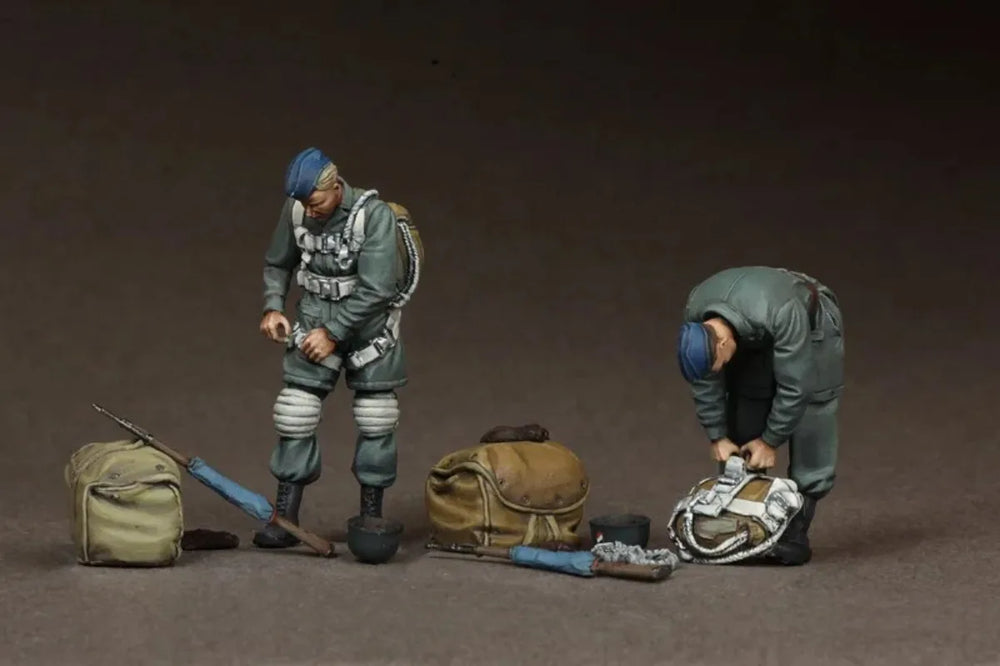 1/35 WWII German Fallschirmjäger with Blue Parachutes, 2 Figures, Resin Model Figure Kit, Unassembled and Unpainted