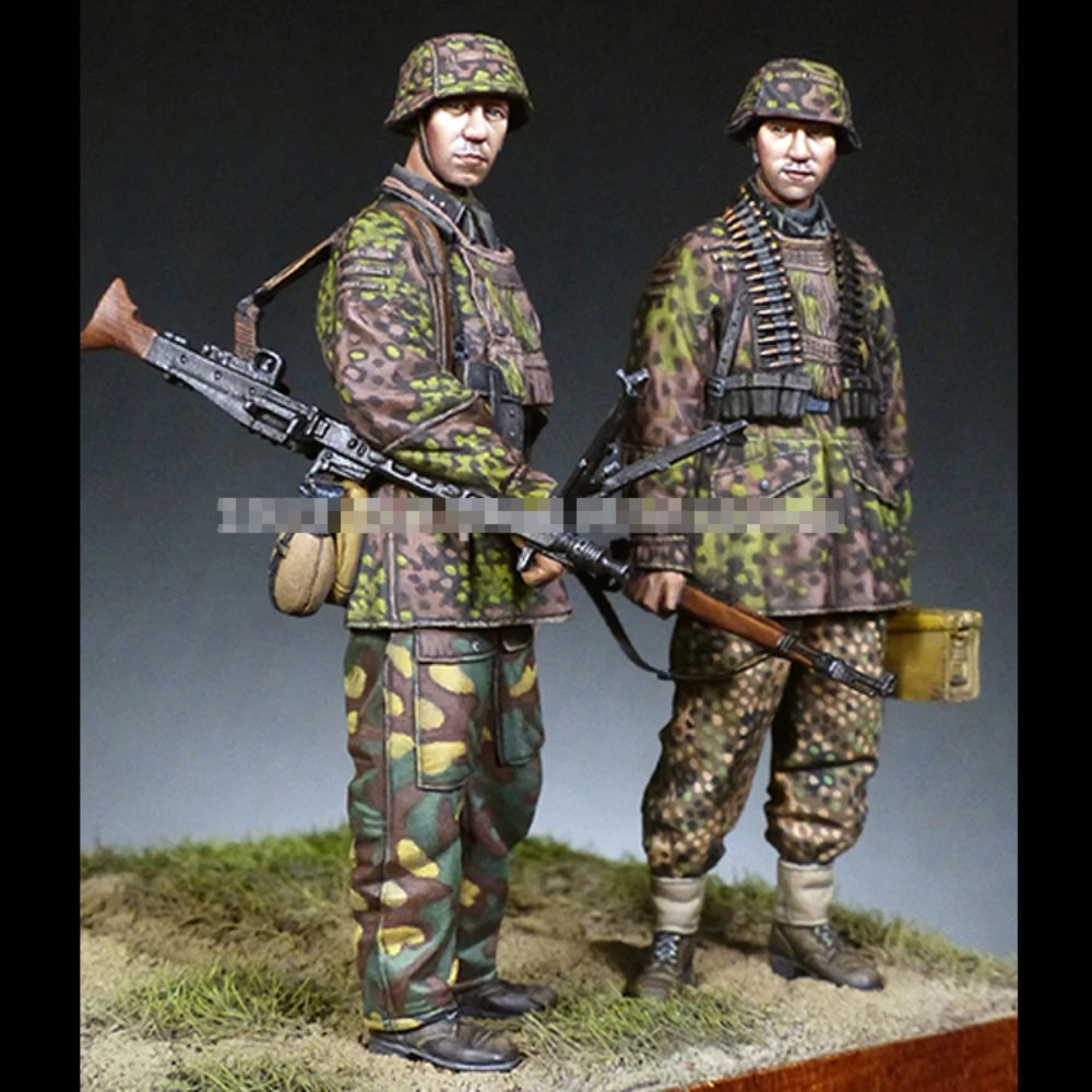 1/35 WWII German Wehrmacht Riflemen, 2 Figures, Resin Model Figure Kit, Unassembled and Unpainted