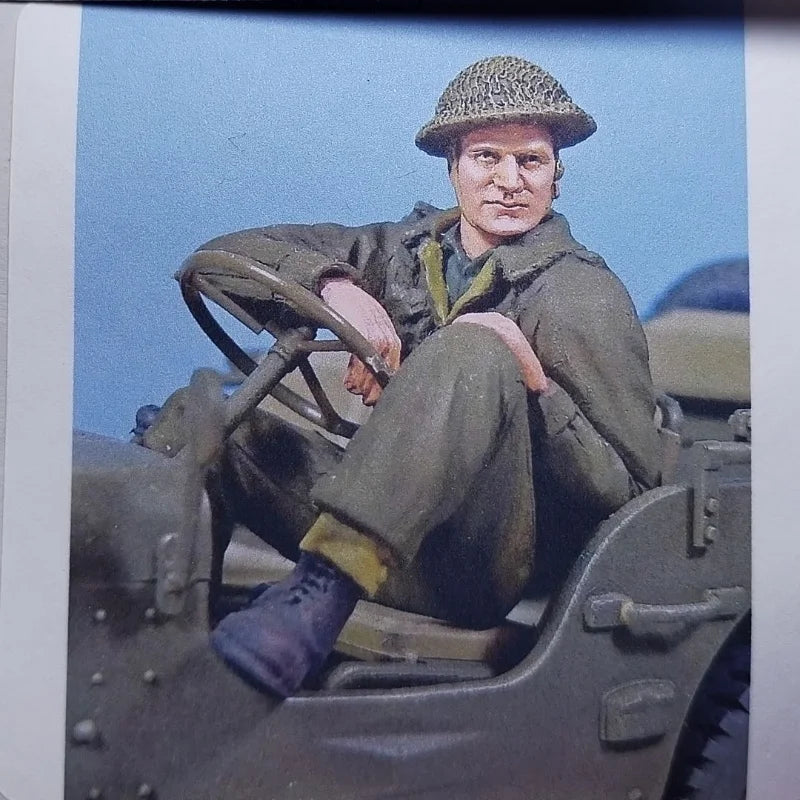 1/35 WWII Australian Vehicle Driver, Resin Model Figure Kit, Unassembled and Unpainted