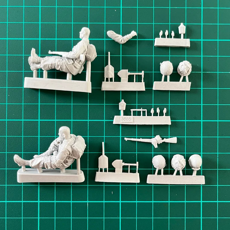 1/35 WWII Soldier with, Resin Model Figure Kit, Unassembled and Unpainted