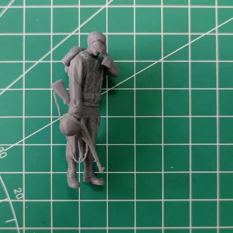 1/35 WWII US Soldier with Tommy Gun, Resin Model Figure Kit, Unassembled and Unpainted