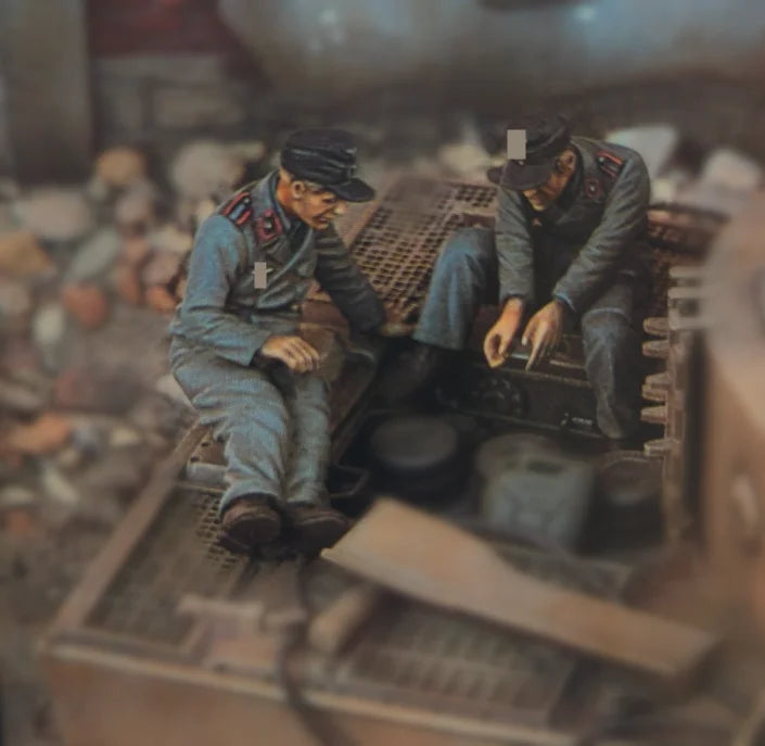 1/35 WWII Two German Soldiers at Rest, Resin Model Figure Kit, Unassembled and Unpainted