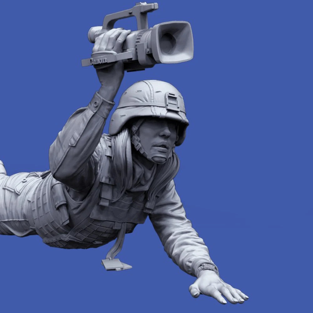 1/35 WWII War Correspondent, 2 Figures, Resin Model Figure Kit, Unassembled and Unpainted