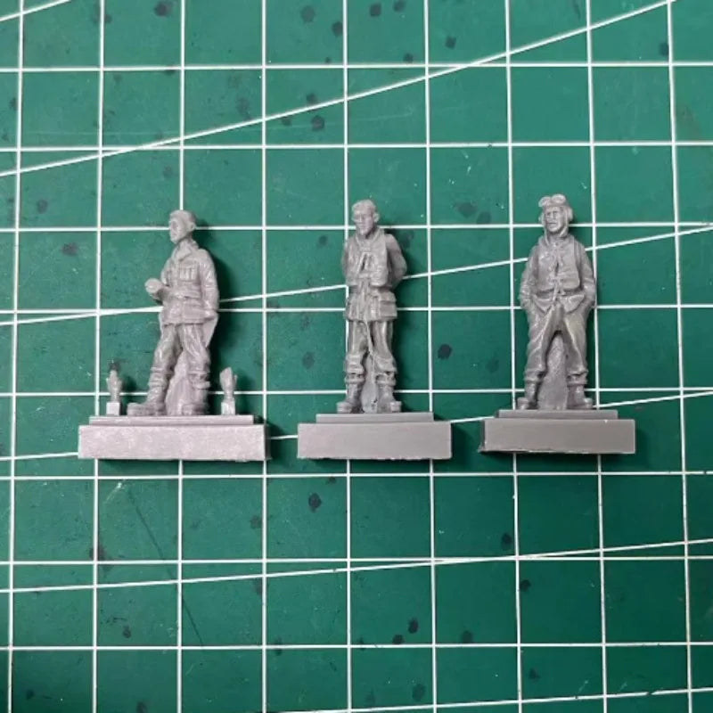 1/72 WWII Soviet Infantry in Parade Dress, 3 Figures, Resin Model Figure Kit, Unassembled and Unpainted