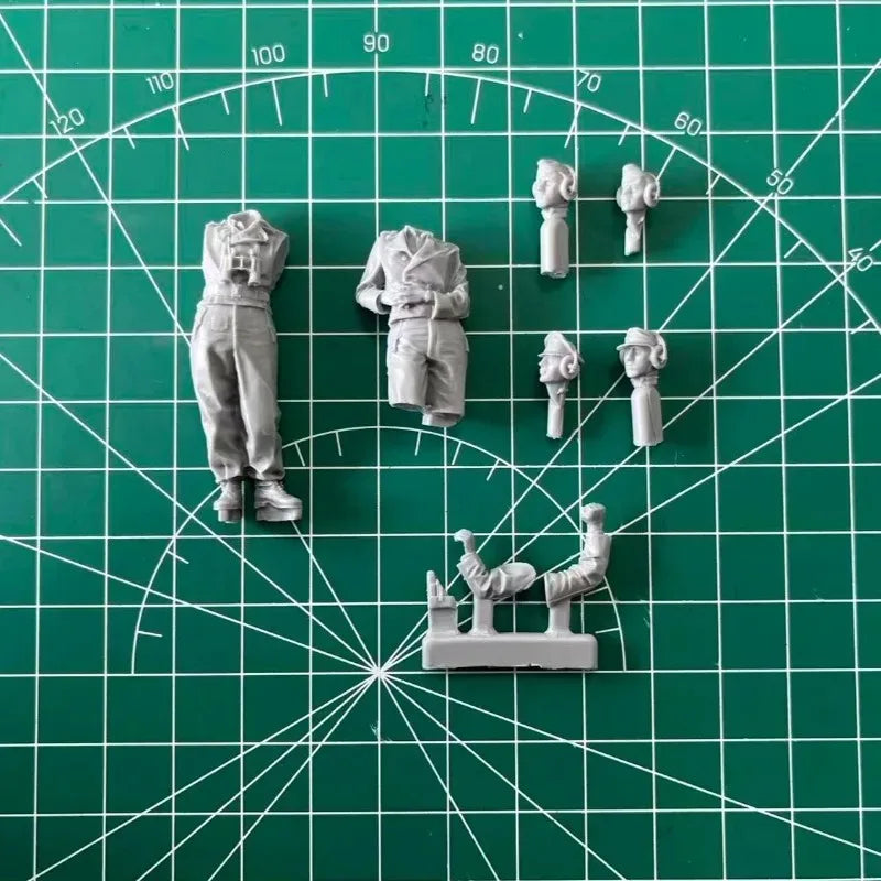 1/35 WWII German Panzer Commander Crew, 7 Figures, Resin Model Figure Kit, Unassembled and Unpainted