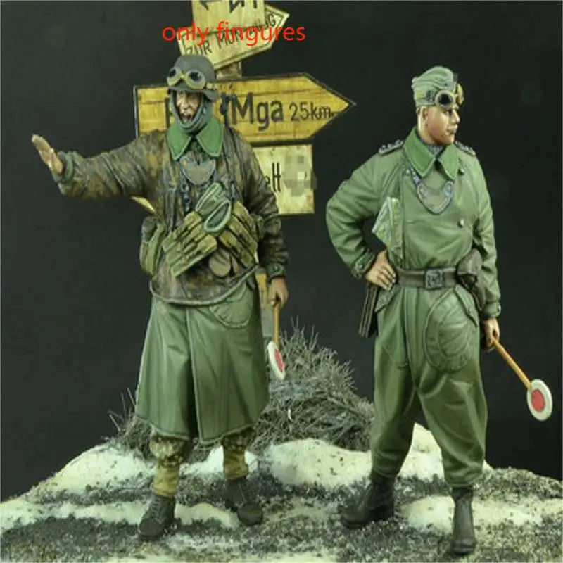 1/35 WWII German Officer Directing Soldier with Entrenching Tool, 2 Figures, Resin Model Figure Kit, Unassembled and Unpainted