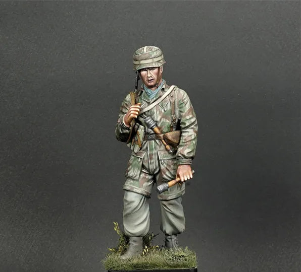 1/16 Modern US Infantryman Advancing with Rifle, Resin Model Figure Kit, Unassembled and Unpainted