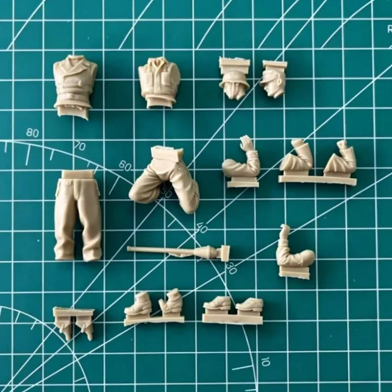 1/35 WWII Infantry Liberation, 2 Figures, Resin Model Figure Kit, Unassembled and Unpainted
