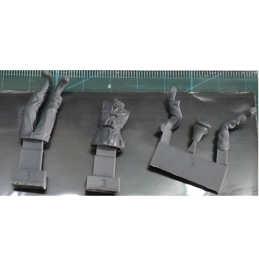 1/35 WWII German Panzer Commander with Binoculars, Resin Model Figure Kit, Unassembled and Unpainted