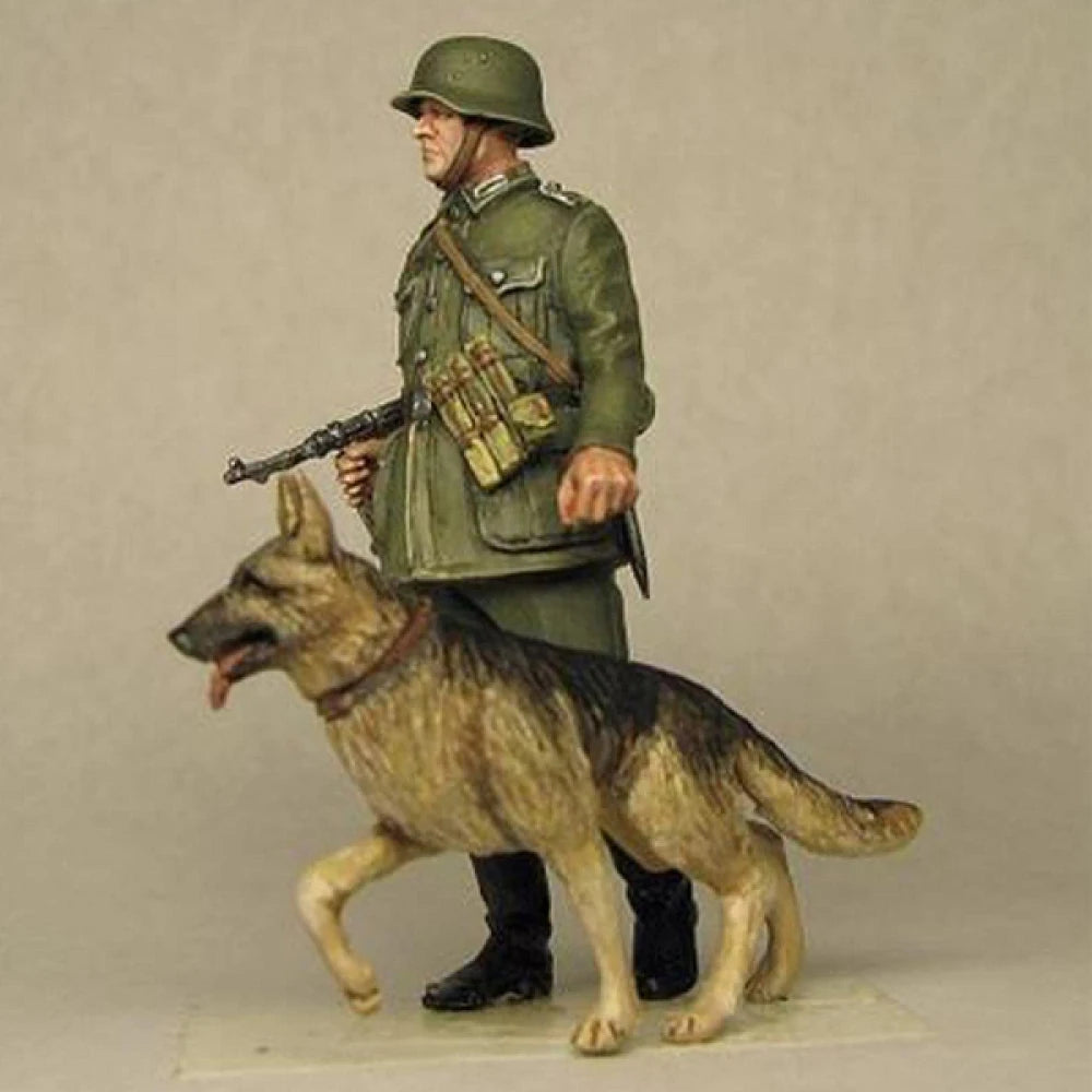 1/35 WWII German Infantryman Mounted on Military Dog, Resin Model Figure Kit, Unassembled and Unpainted