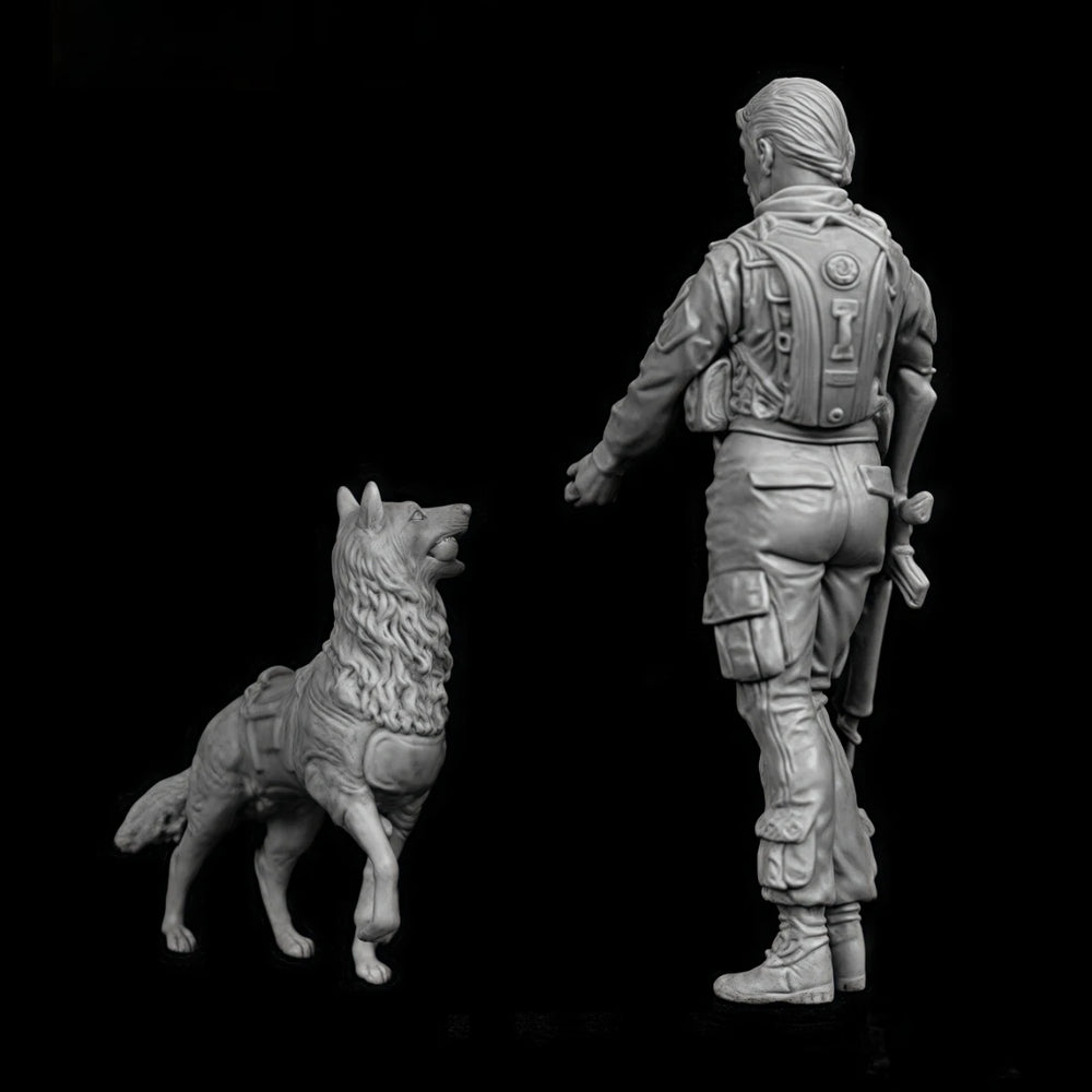 1/35 Modern Female Soldier with Dog, 2 Figures, Resin Model Figure Kit, Unassembled and Unpainted