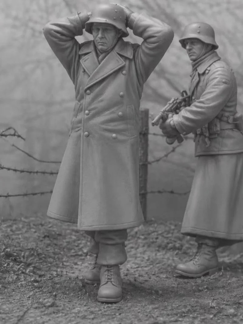 1/35 WWII German Soldiers in Overcoats, 2 Figures, Resin Model Figure Kit, Unassembled and Unpainted
