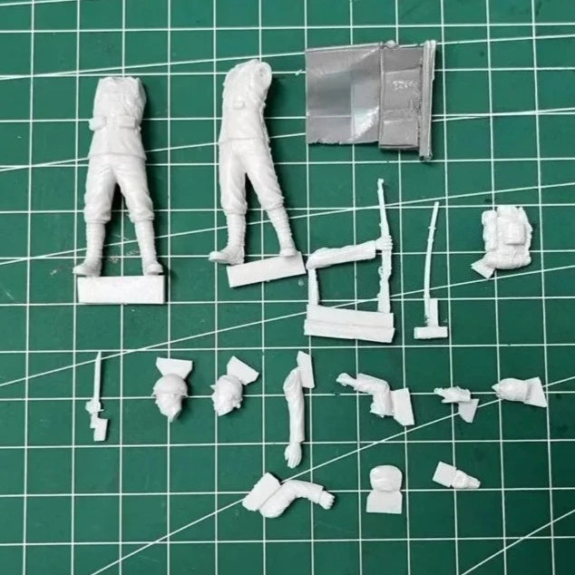1/35 WWI Infantry Soldiers with Flag, 2 Figures, Resin Model Figure Kit, Unassembled and Unpainted