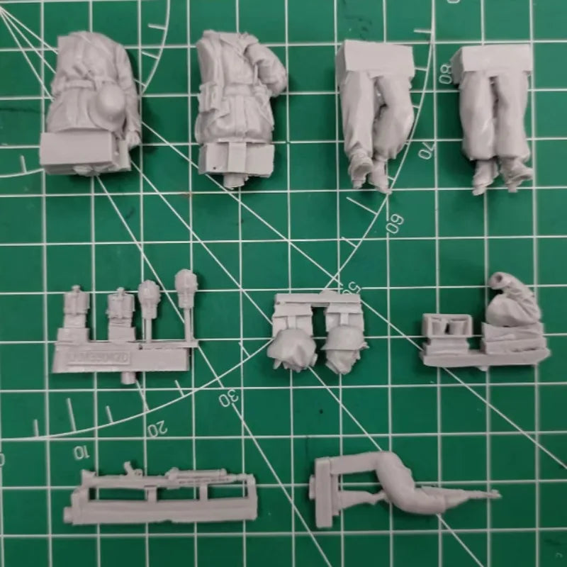 1/35 WWII German Officers Signaling in Winter Gear, 2 Figures, Resin Model Figure Kit, Unassembled and Unpainted