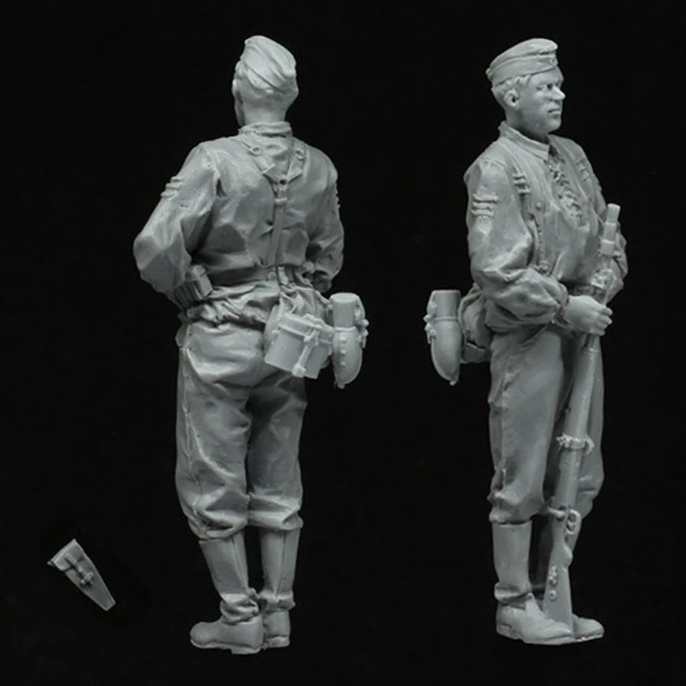 1/35 WWII German Infantry in Splinter Camouflage with Glasses, Resin Model Figure Kit, Unassembled and Unpainted