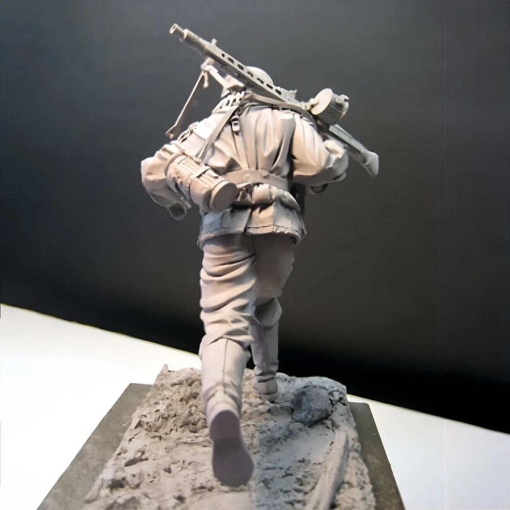 1/16 WWI Infantry Advancing with Ammunition Bandolier, Resin Model Figure Kit, Unassembled and Unpainted