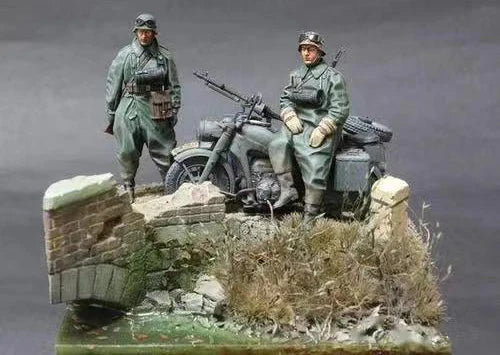 1/35 Modern Infantry Soldiers on Base, 2 Figures, Resin Model Diorama Kit, Unassembled and Unpainted