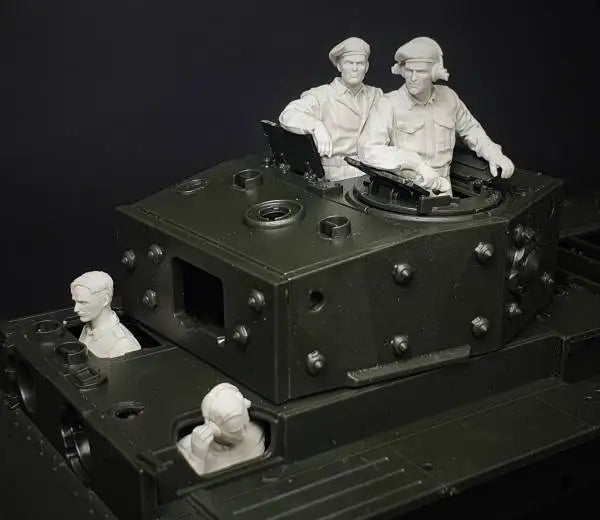 1/35 WWII German Panzer Crew with Open Turrets, 4 Figures, Resin Model Figure Kit, Unassembled and Unpainted
