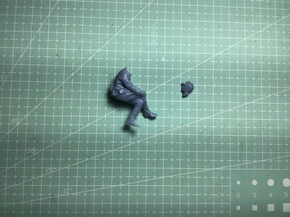 1/35 WWII German Infantryman Climbing, Resin Model Figure Kit, Unassembled and Unpainted
