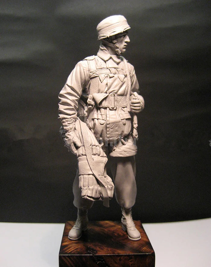 1/16 WWI British Infantryman in Brodie Helmet, Resin Model Figure Kit, Unassembled and Unpainted