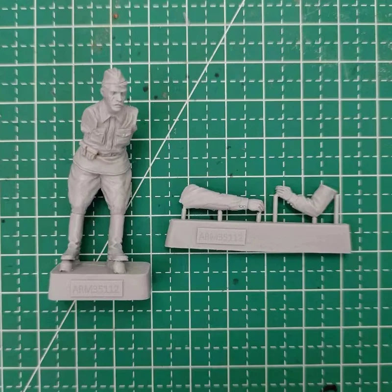 1/35 WWII Allied Truck Driver, Resin Model Figure Kit, Unassembled and Unpainted