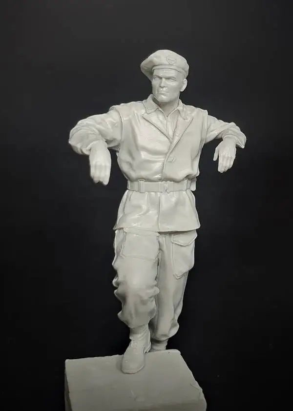 1/35 WWII German Officer Reading Map at Table, Resin Model Figure Kit, Unassembled and Unpainted