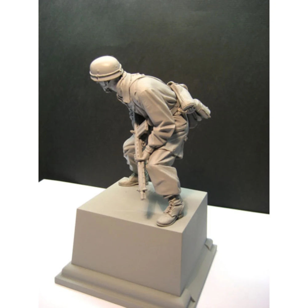 1/16 WWII German Fallschirmjäger Charging Forward, Resin Model Figure Kit, Unassembled and Unpainted