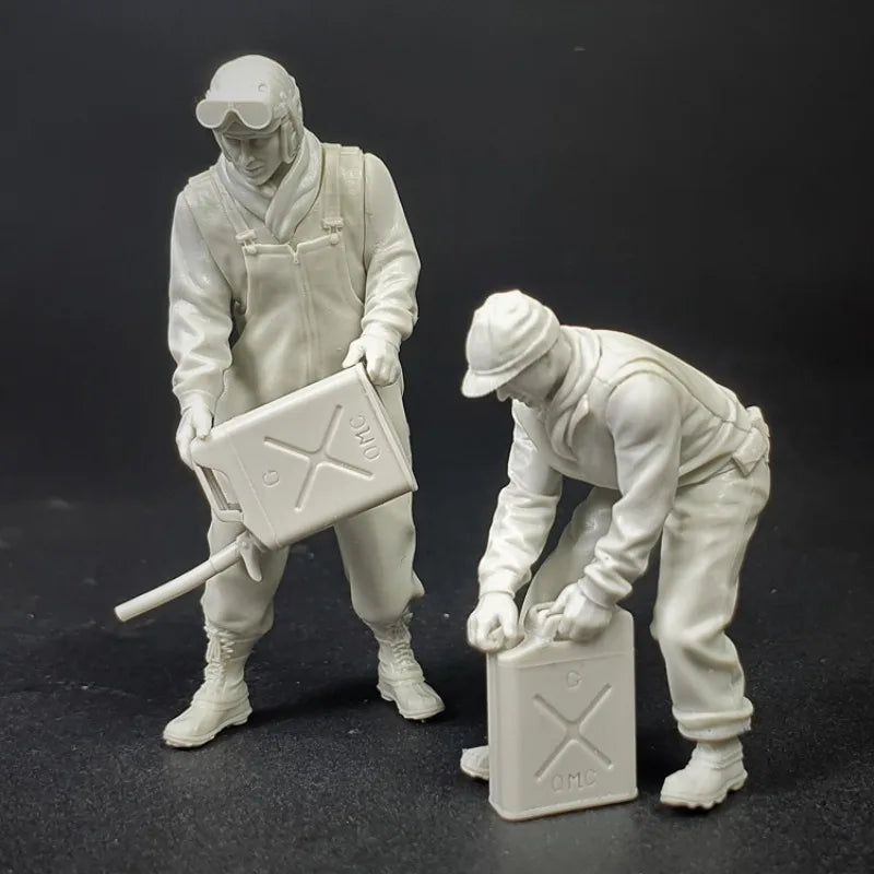 1/35 WWII Soldiers with Ammunition Crate, 2 Figures, Resin Model Figure Kit, Unassembled and Unpainted