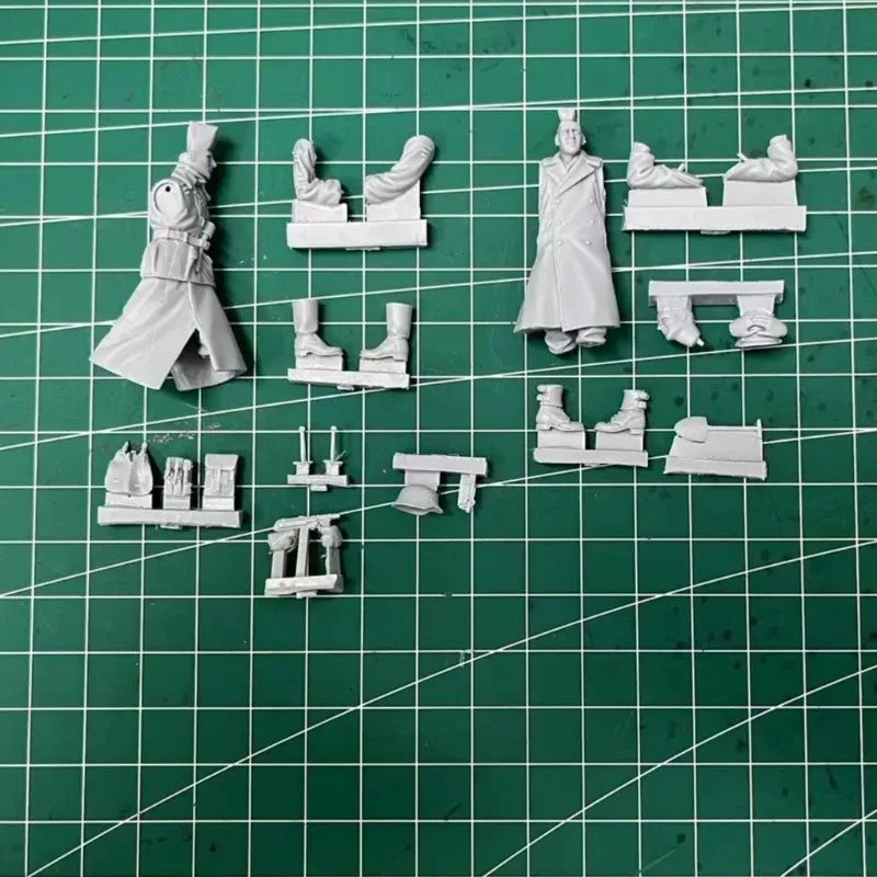 1/35 WWII German Soldiers in Overcoats, 2 Figures, Resin Model Figure Kit, Unassembled and Unpainted