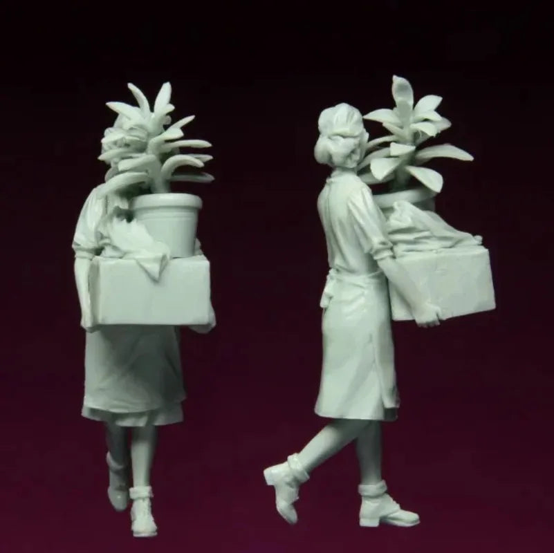 1/35 Refugee Girl with Luggage, Resin Model Figure Kit, Historical Theme, Unassembled and Unpainted