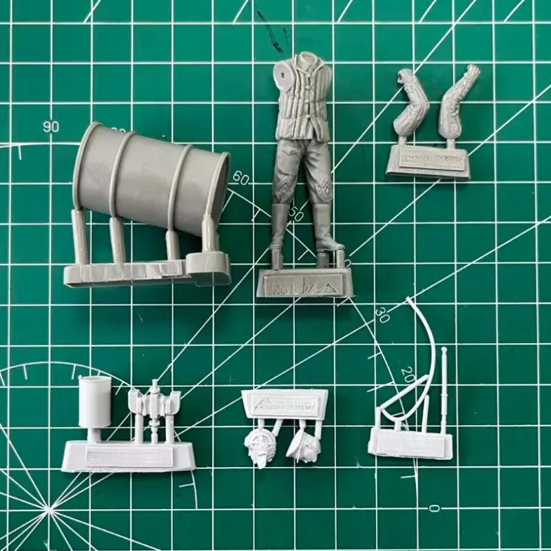 1/35 WWI Tank Crew Refueling, Resin Model Figure Kit, Unassembled and Unpainted