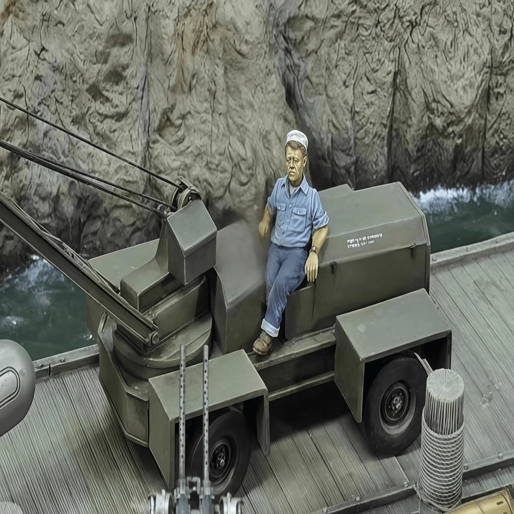 1/35 WWII Us Navy Submarine Loading Operation with Personnel and Ordna, 4 Figures, Resin Model Diorama Kit, Unassembled and Unpainted