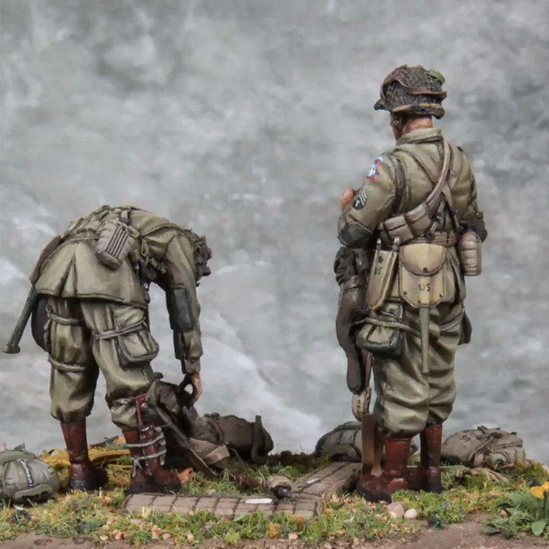 1/35 WWII US Paratroopers in Mixed Combat Poses, 2 Figures, Resin Model Figure Kit, Unassembled and Unpainted