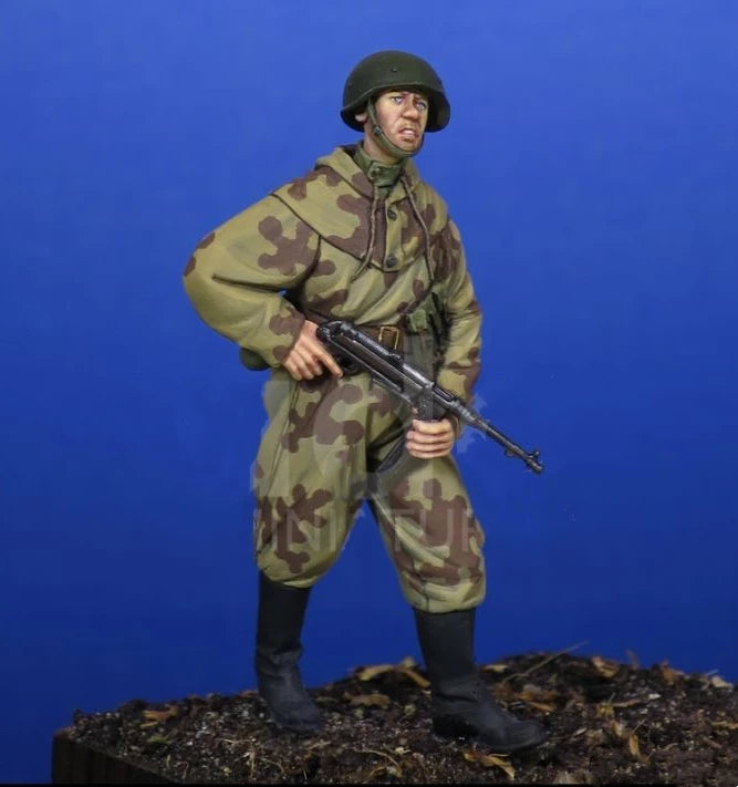 1/35 WWII German Wehrmacht Infantrymen, 2 Figures, Resin Model Figure Kit, Unassembled and Unpainted