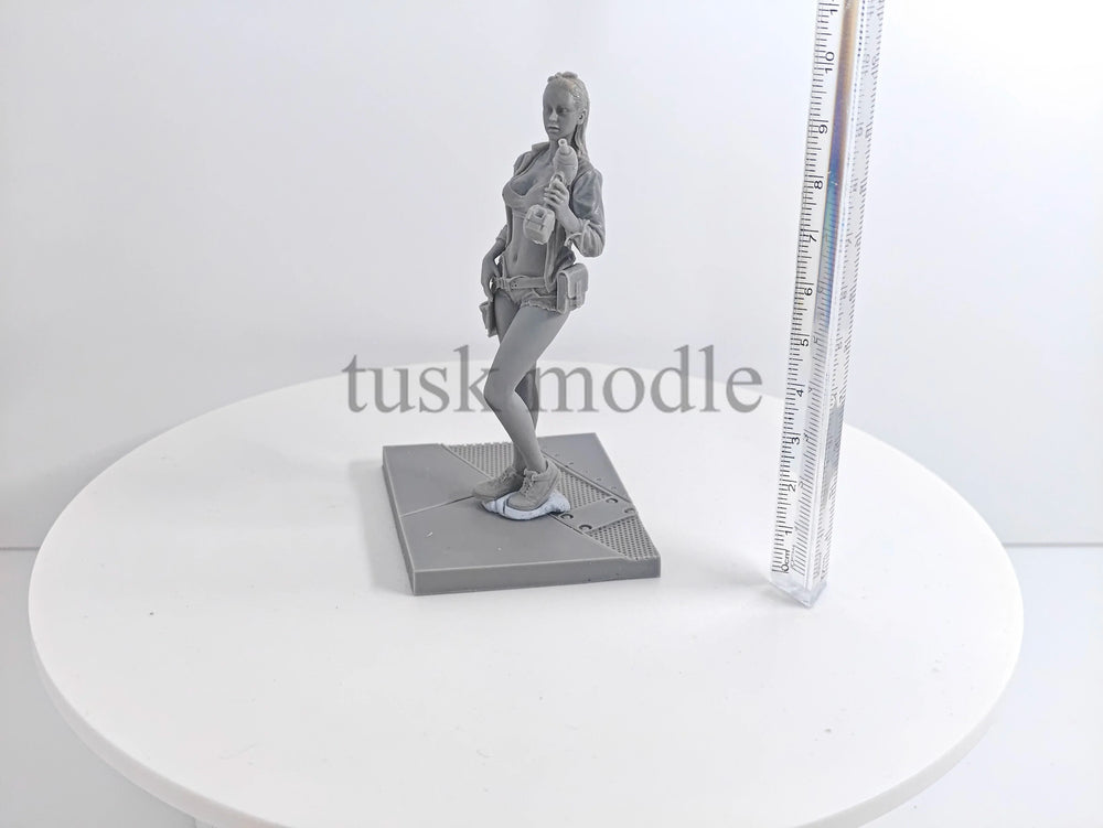 90mm Modern Female Operator with Rifle, Resin Model Figure Kit, Unassembled and Unpainted