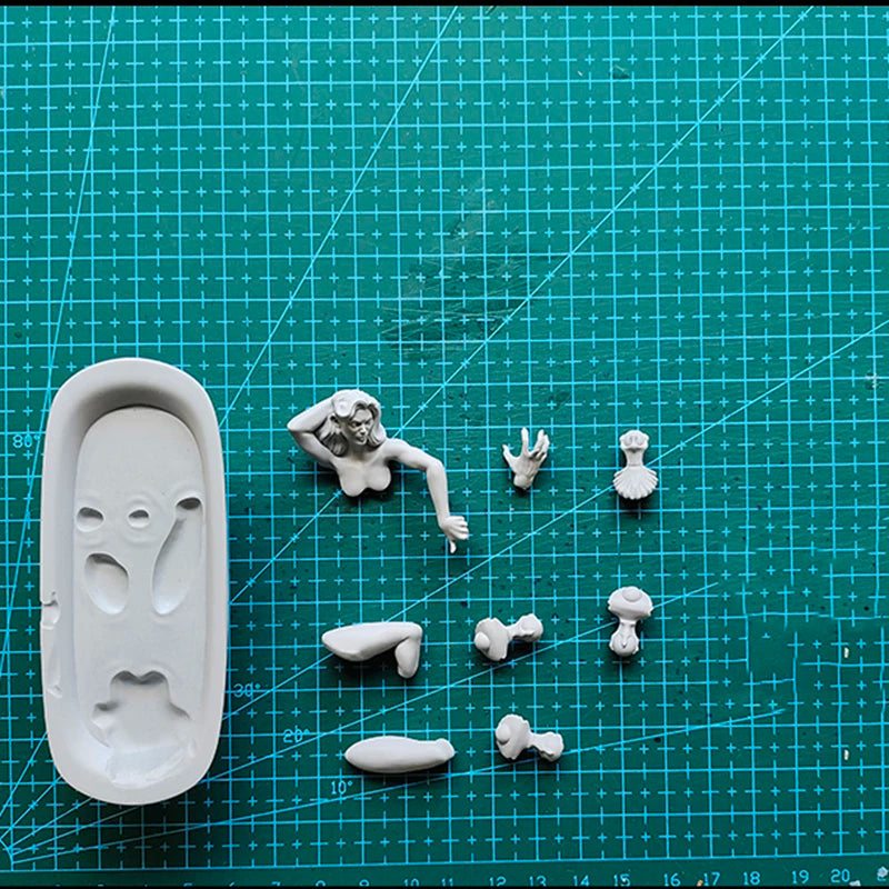 1/24 Vintage Pin-up in Clawfoot Tub, Resin Model Figure Kit, Unassembled and Unpainted