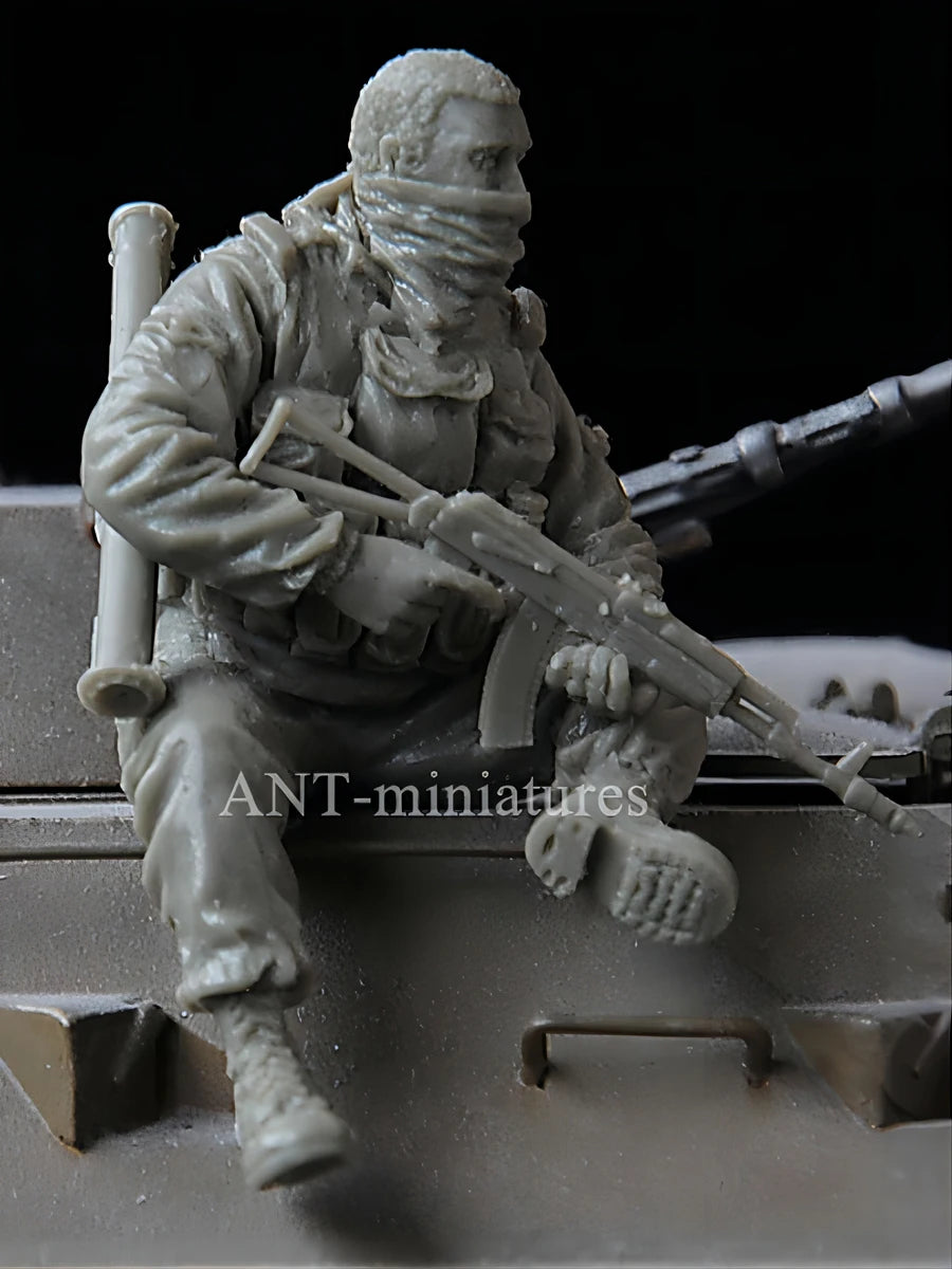 1/35 Modern Rifleman Kneeling in Firing Stance, Resin Model Figure Kit, Unassembled and Unpainted